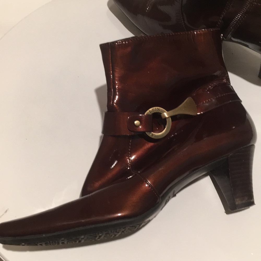 Shiny leather brown high heels